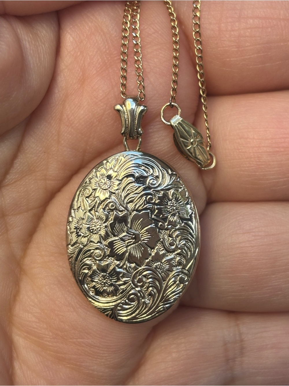 Vintage 12K Gold Filled Floral Locket Necklace 18” Ornate Oval Photo Pendant